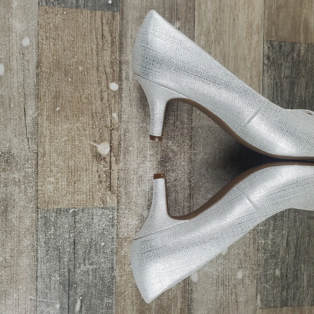 Lifestride Parigi Pump Womens Sz 9.5 W Silver Lover Slip On Closed Toe Heels